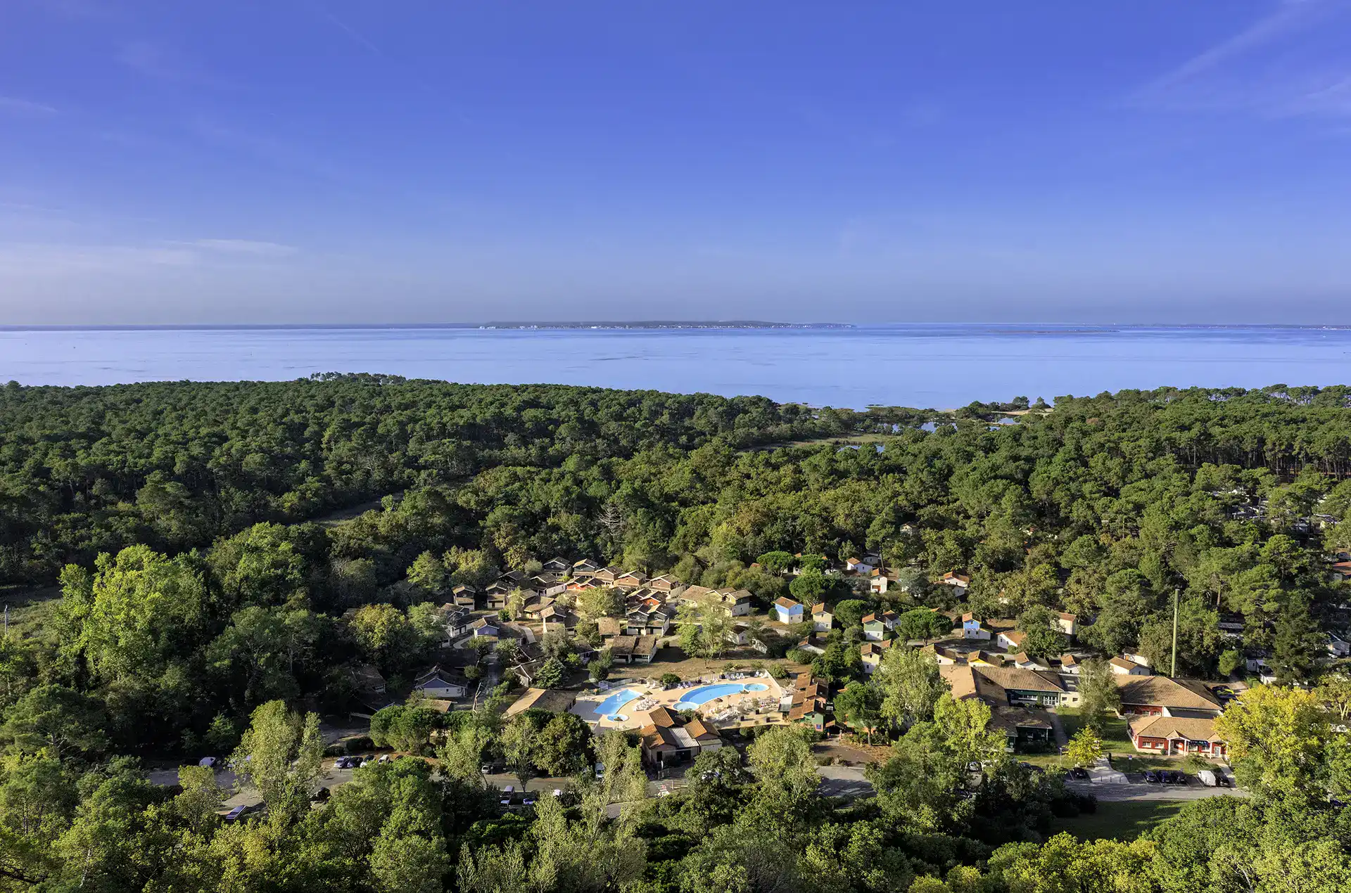 Vue aérienne de la résidence de vacances Goélia Les Rives de St Brice à Arès sur le Bassin d'Arcachon