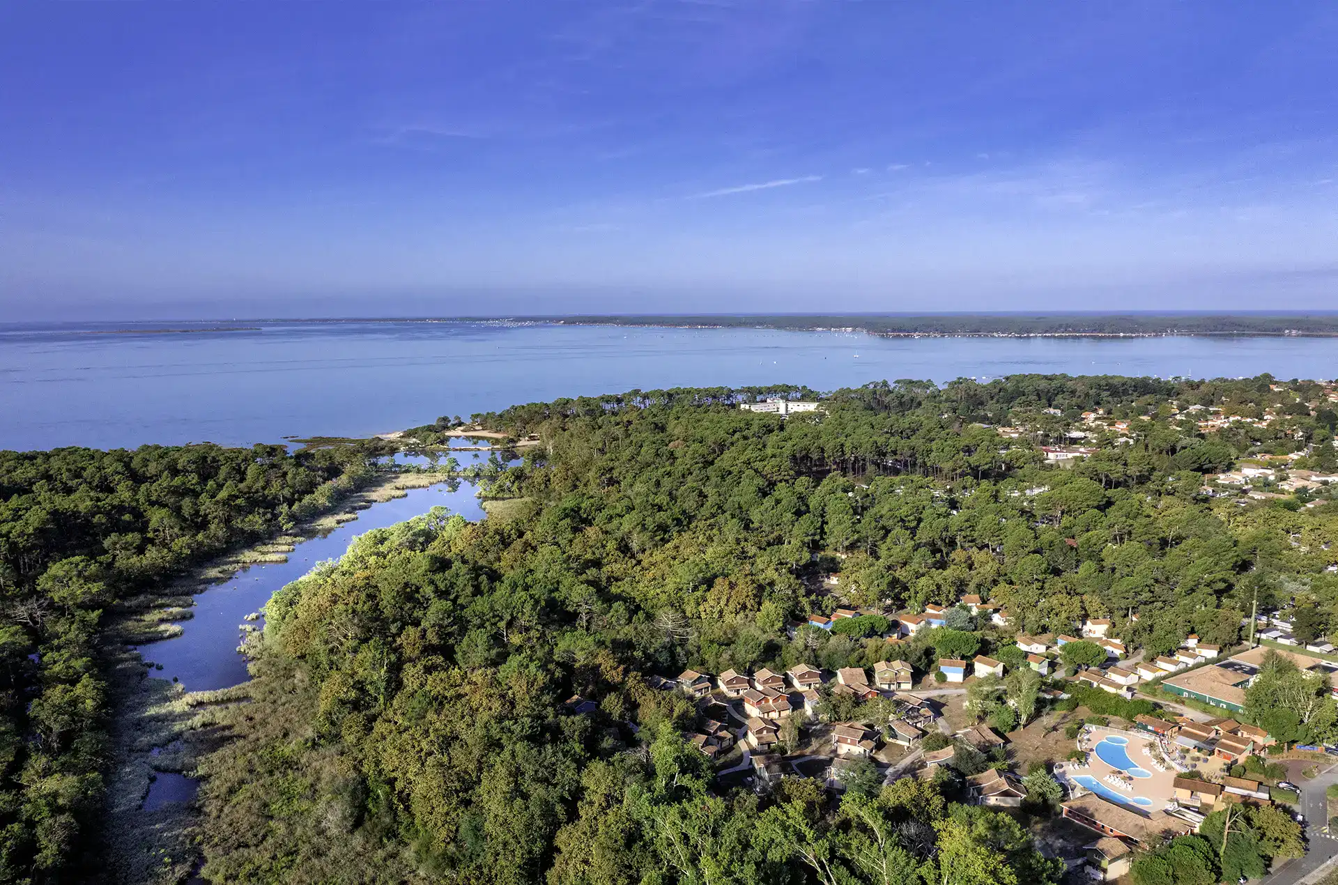 Vue aérienne de la résidence de vacances Goélia Les Rives de St Brice à Arès sur le Bassin d'Arcachon