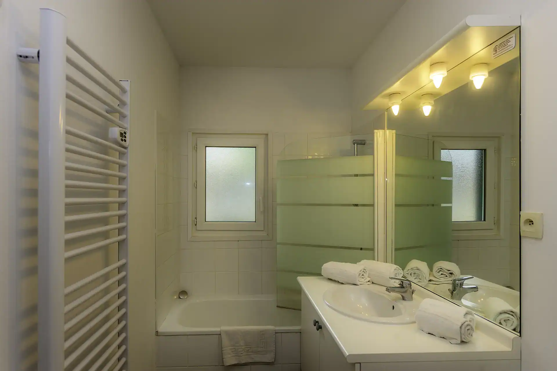 Exemple d'une salle de bain d'un logement 3 pièces 6 personnes de la résidence de vacances Goélia Les Rives de St Brice à Arès
