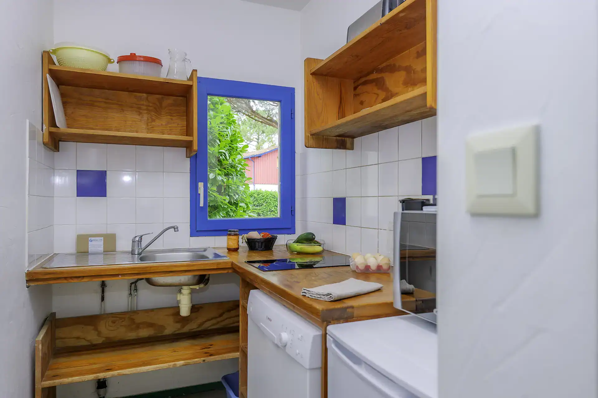 Exemple du coin kitchenette d'une cabane de pêcheurs de la résidence de vacances Goélia Les Rives de St Brice à Arès sur le Bassin d'Arcachon