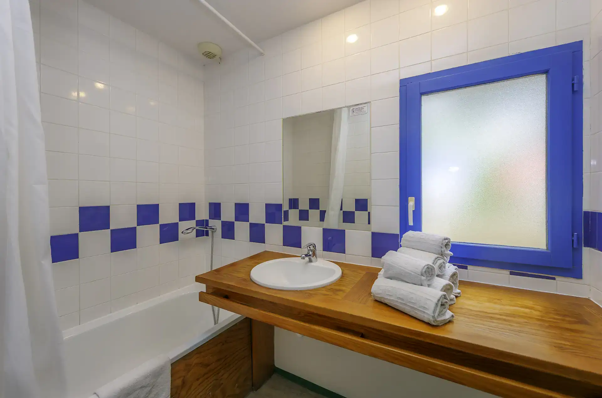 Exemple d'une salle de bain d'une cabane de pêcheurs de la résidence de vacances Goélia Les Rives de St Brice à Arès sur le Bassin d'Arcachon