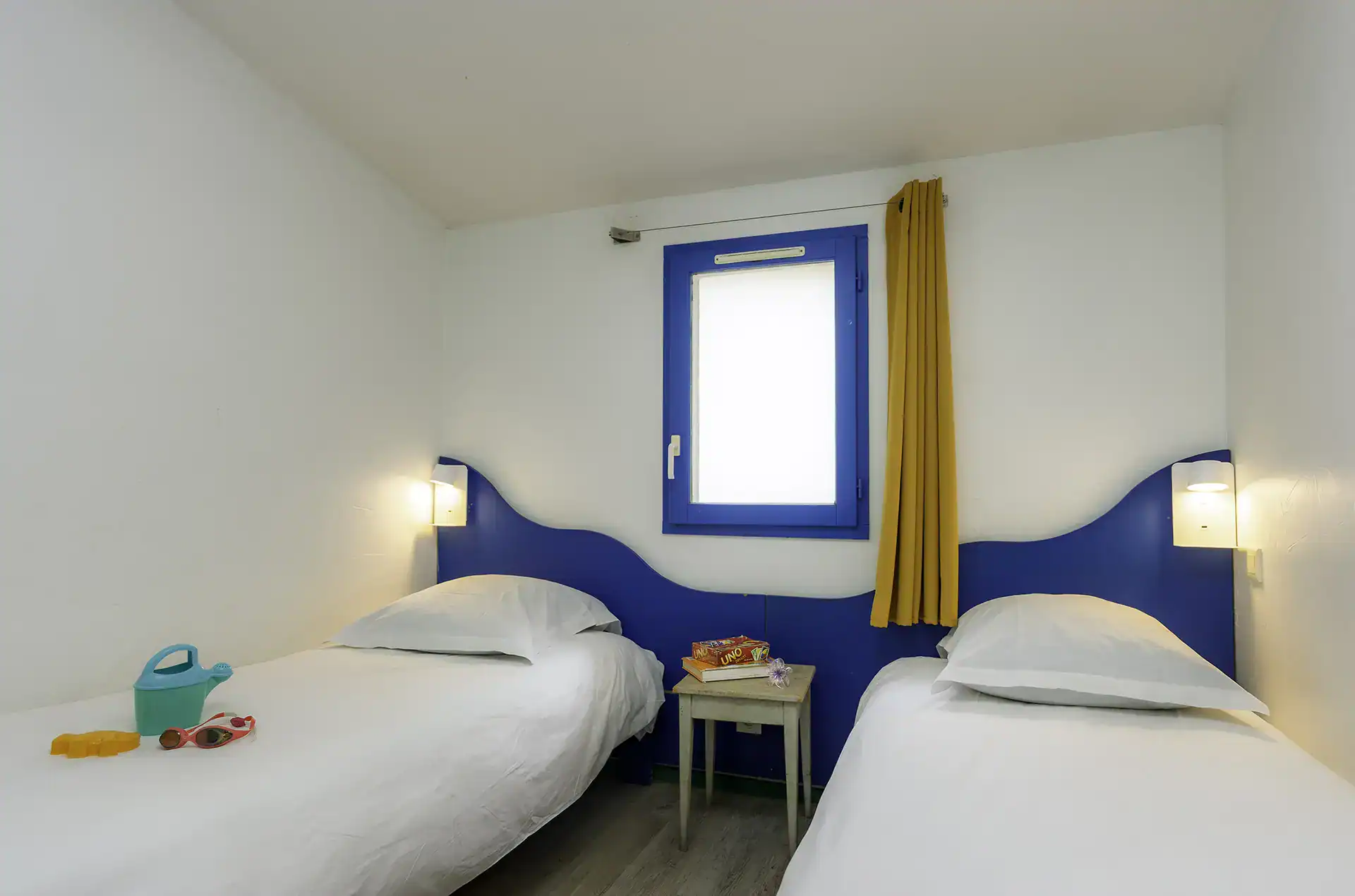 Exemple de chambre avec deux lits séparés d'une cabane de pêcheurs de la résidence de vacances Goélia Les Rives de St Brice à Arès sur le Bassin d'Arcachon