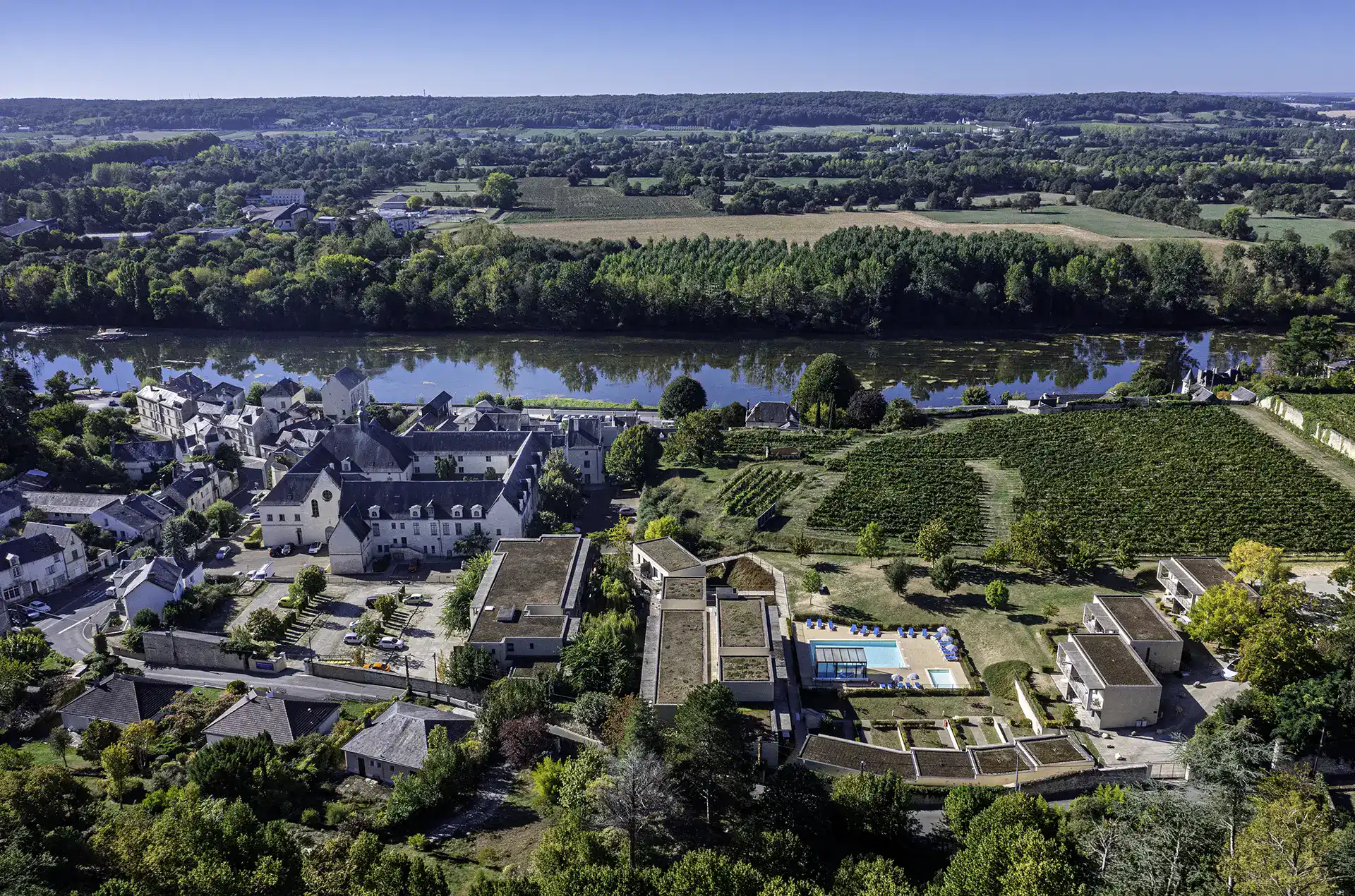 Vue aérienne de la résidence de vacances Goélia Le Clos St Michel à Chinon dans les Pays de la Loire