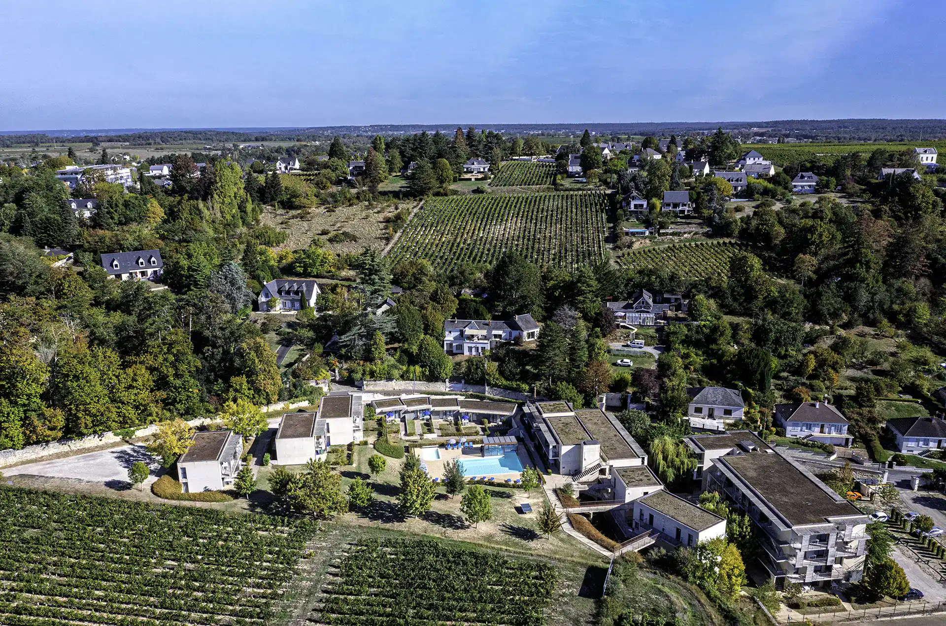 Vue aérienne de la résidence de vacances Goélia Le Clos St Michel à Chinon dans les Pays de la Loire