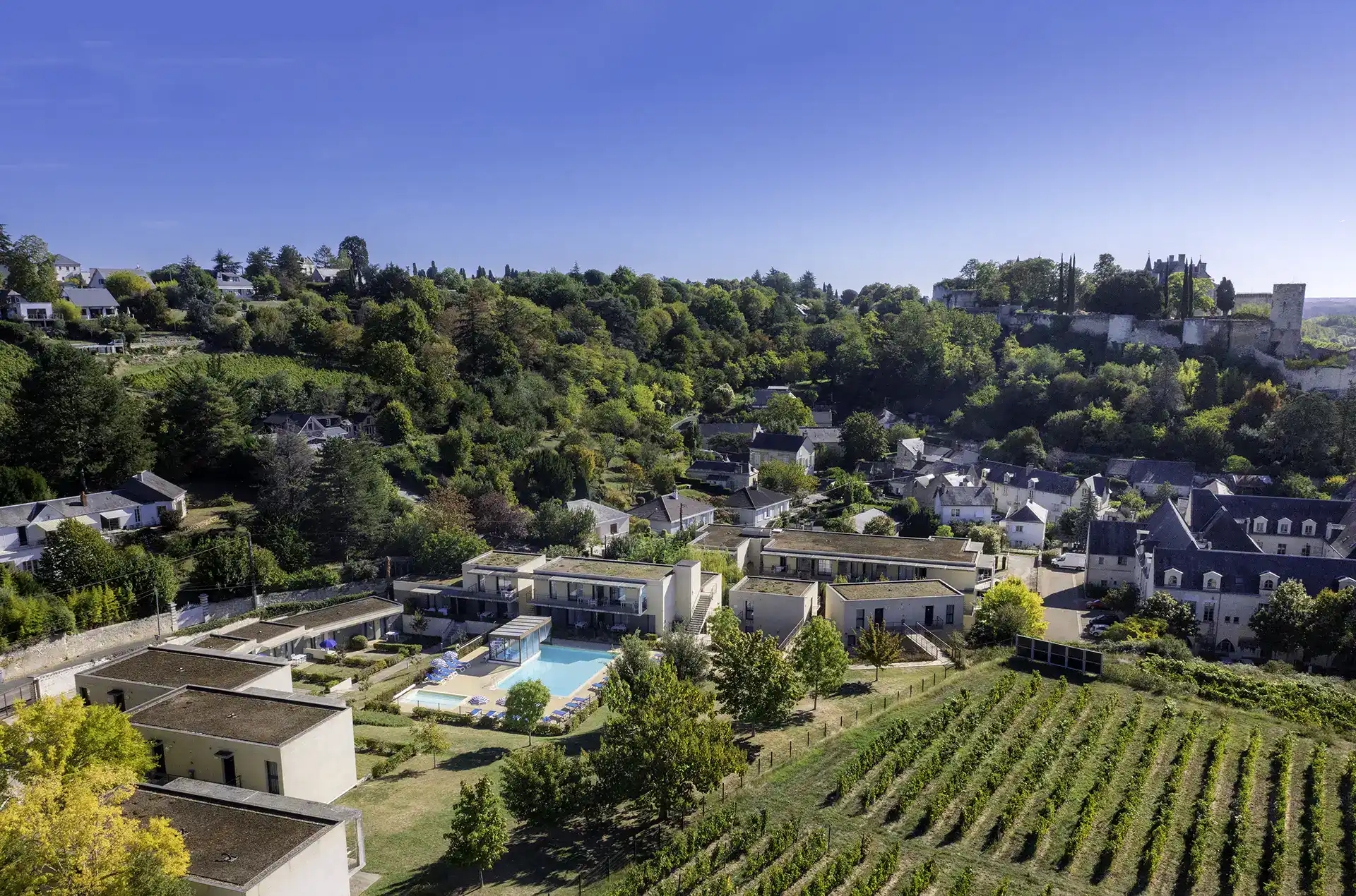 Vue aérienne de la résidence de vacances Goélia Le Clos St Michel à Chinon dans les Pays de la Loire