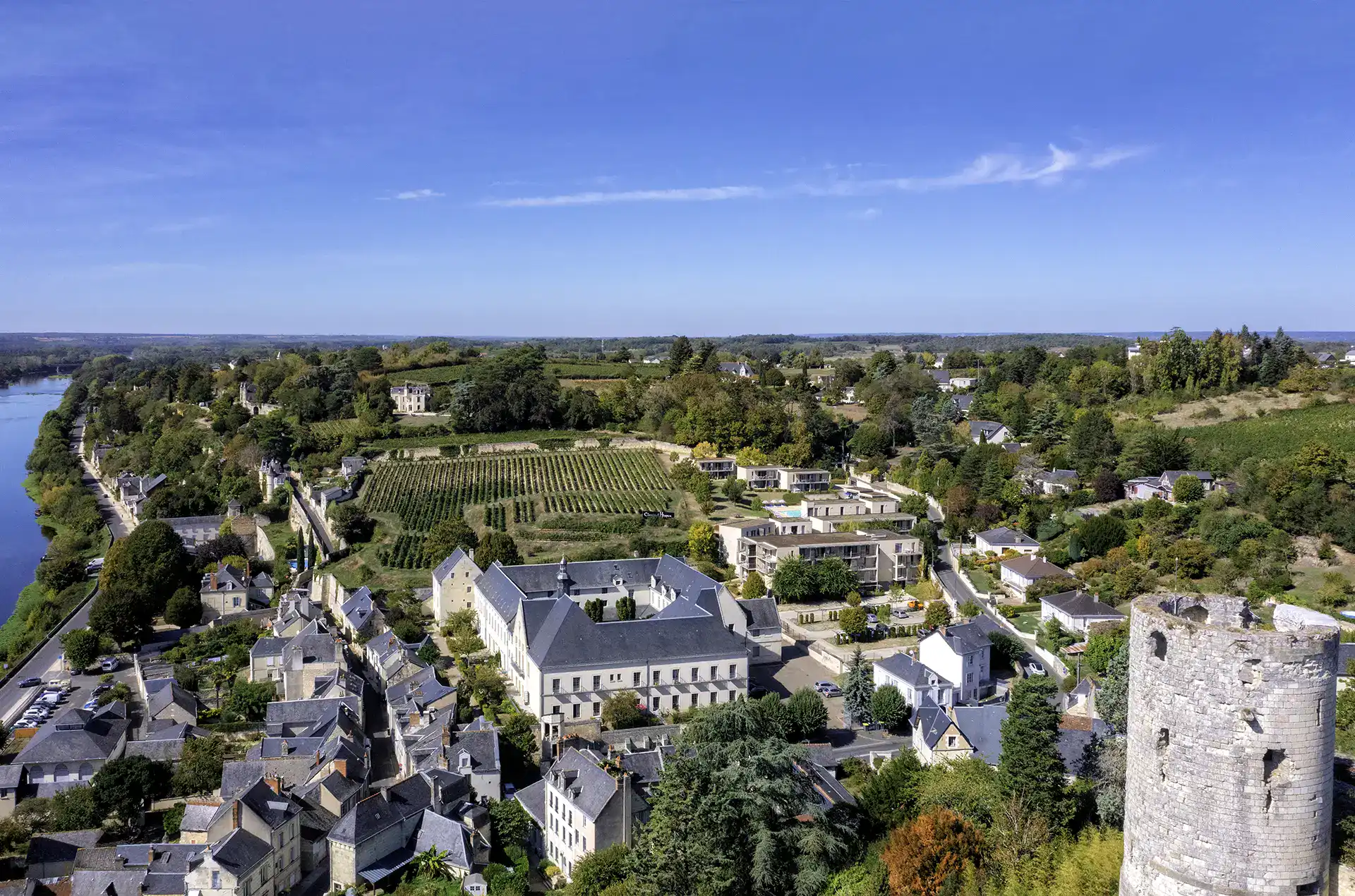 Vue aérienne de la résidence de vacances Goélia Le Clos St Michel à Chinon dans les Pays de la Loire