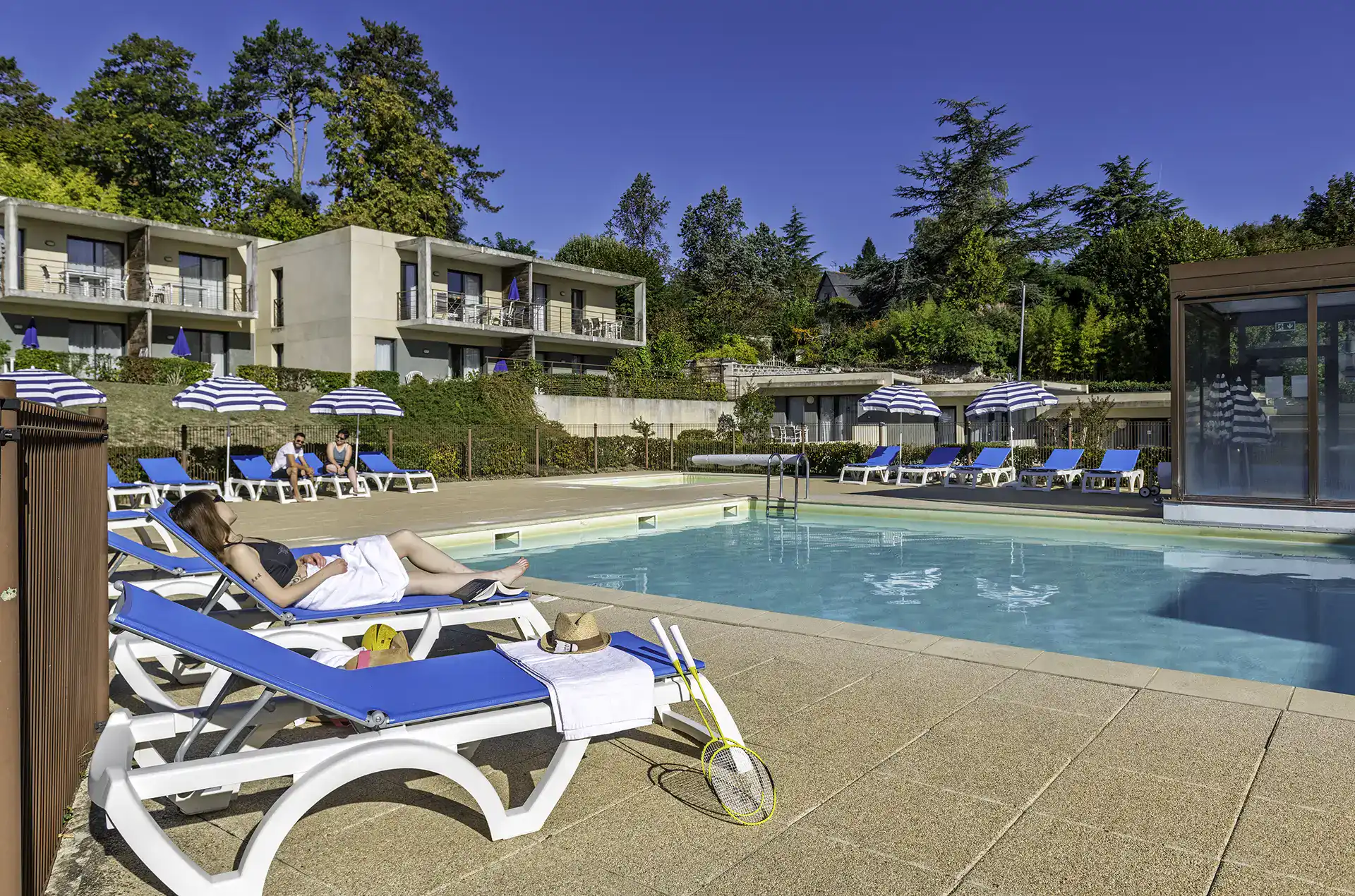 Piscine extérieure chauffée  de la résidence de vacances Goélia Le Clos St Michel à Chinon dans les Châteaux de la Loire