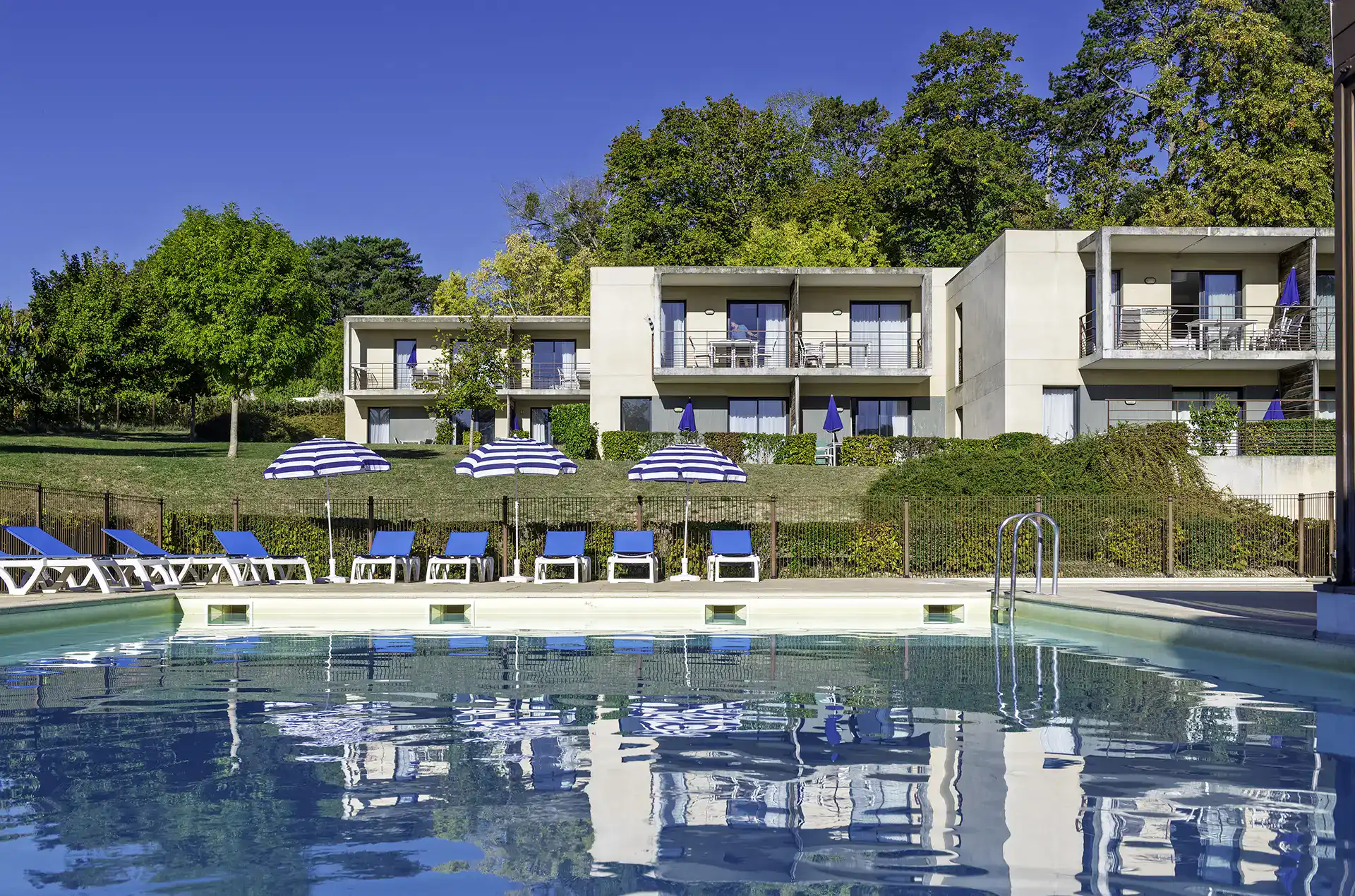 Piscine extérieure chauffée  de la résidence de vacances Goélia Le Clos St Michel à Chinon dans les Châteaux de la Loire