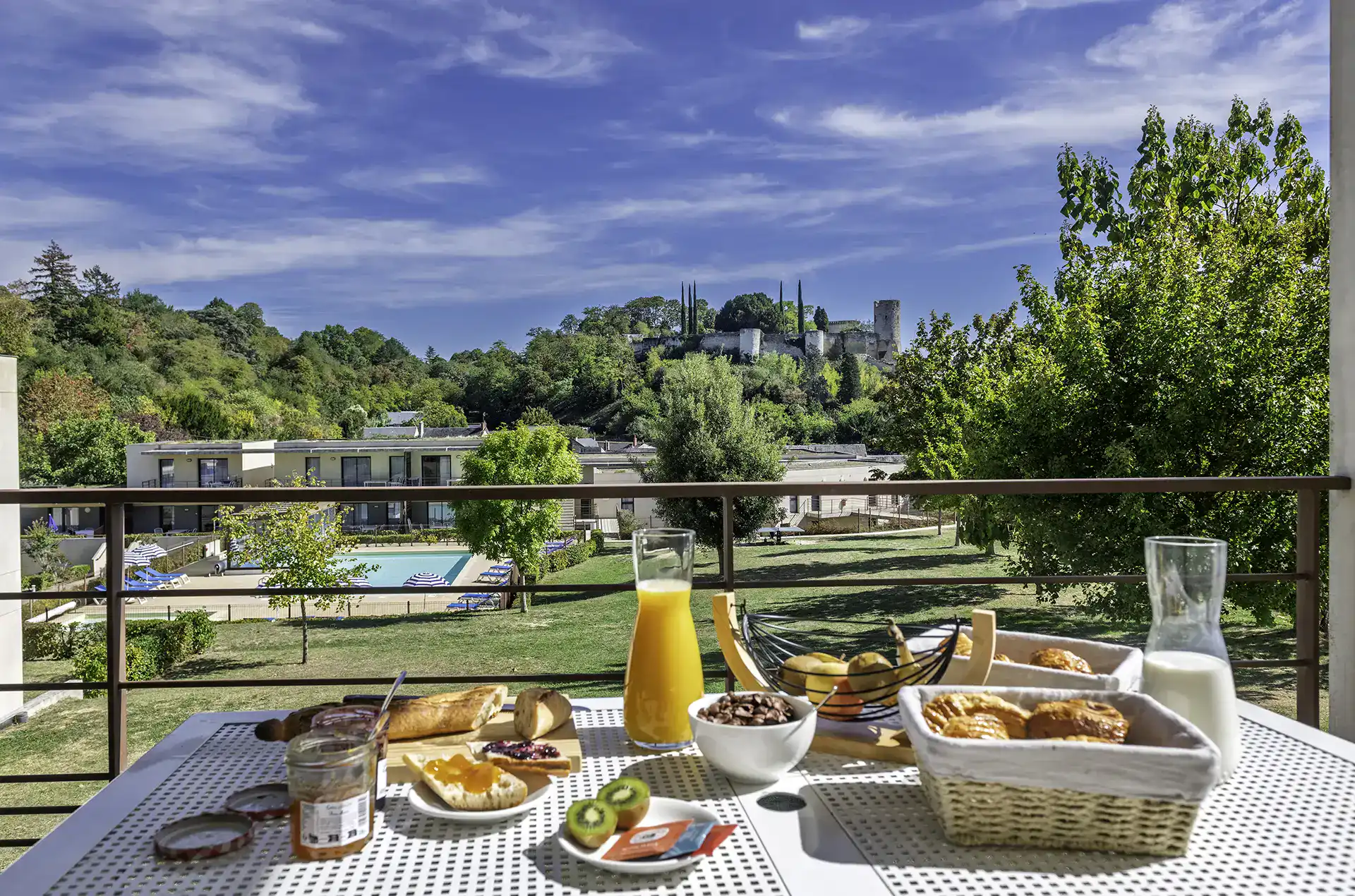 Exemple de vue et de terrasse d'un logement de la résidence de vacances Goélia Le Clos St Michel à Chinon