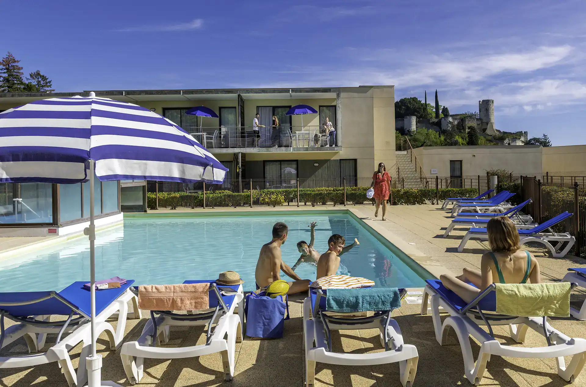 Piscine extérieure chauffée  de la résidence de vacances Goélia Le Clos St Michel à Chinon dans les Châteaux de la Loire