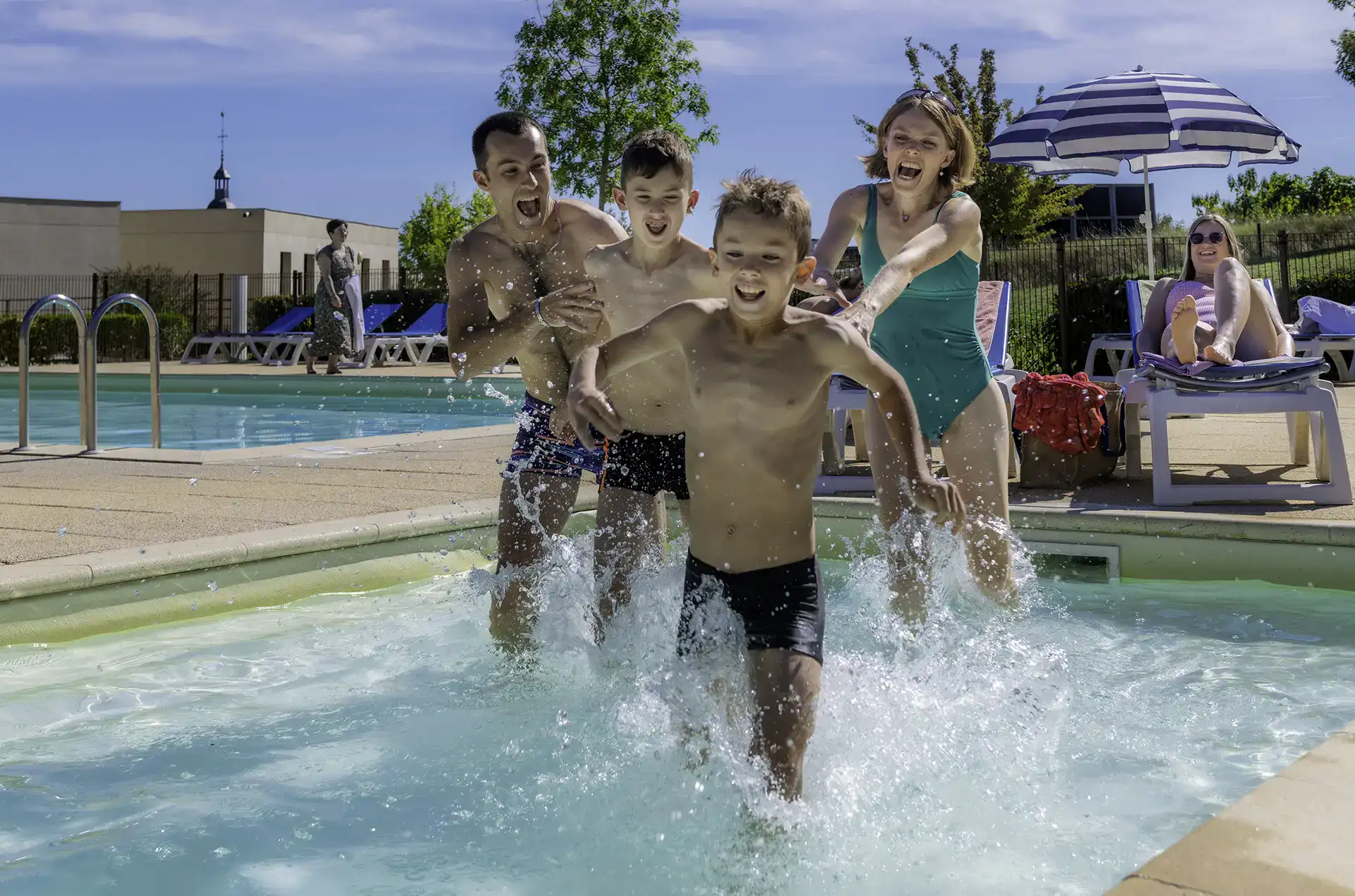 Piscine extérieure chauffée et bassin enfants  de la résidence de vacances Goélia Le Clos St Michel à Chinon dans les Châteaux de la Loire
