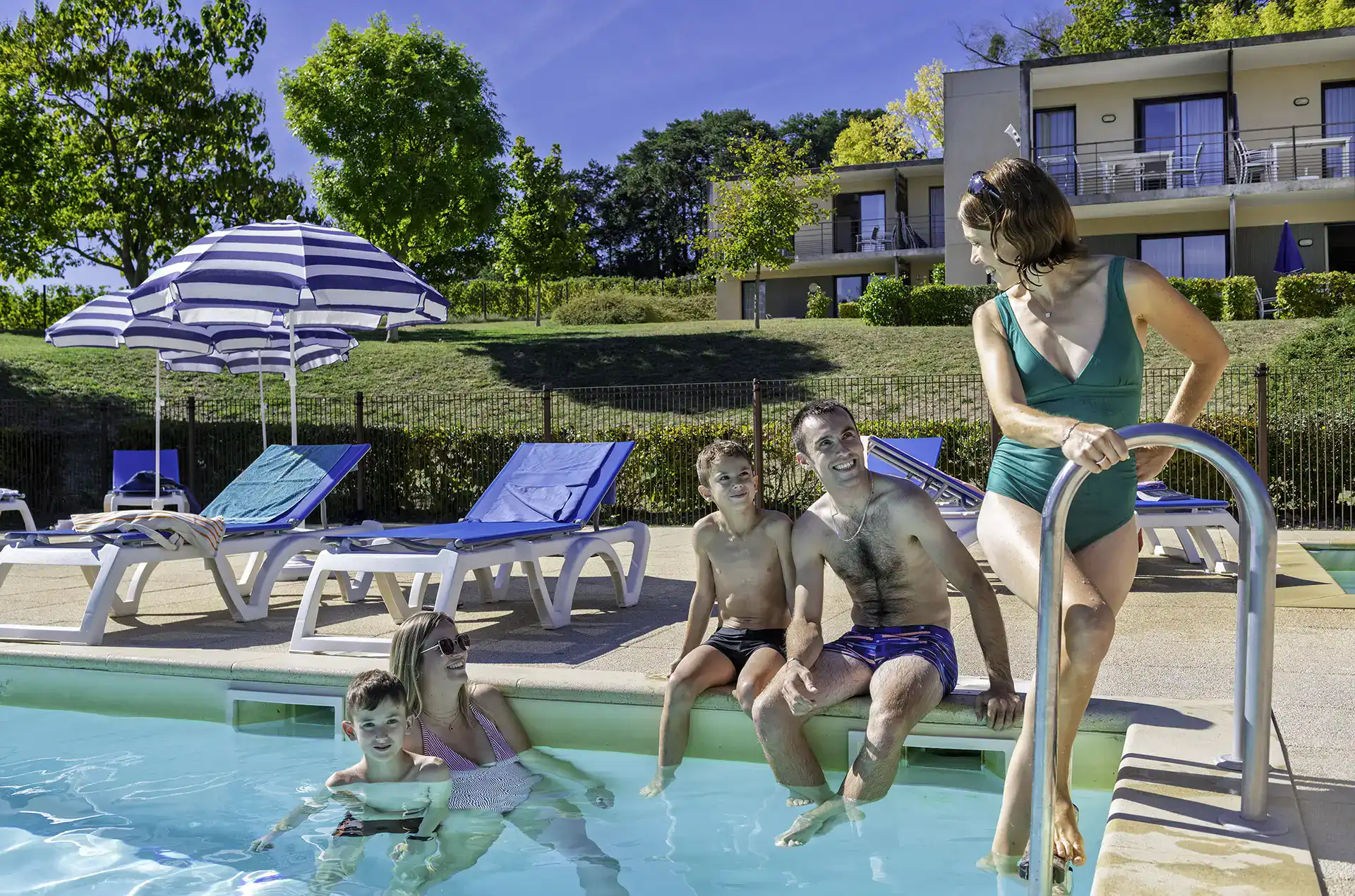Piscine extérieure chauffée  de la résidence de vacances Goélia Le Clos St Michel à Chinon dans les Châteaux de la Loire