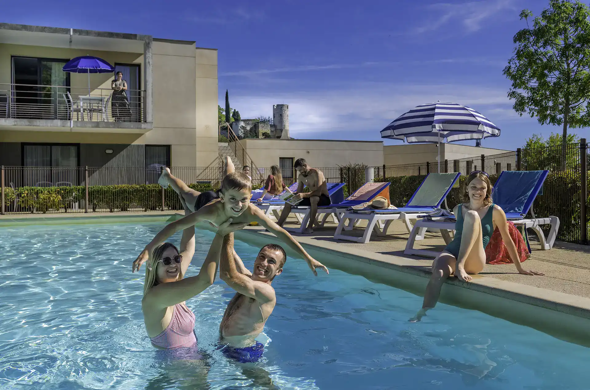 Piscine extérieure chauffée  de la résidence de vacances Goélia Le Clos St Michel à Chinon dans les Châteaux de la Loire
