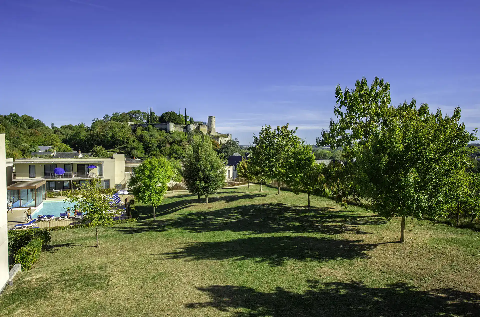 Vue sur Chinon et parc arboré de la résidence de vacances Goélia Le Clos St Michel à Chinon dans les Châteaux de la Loire