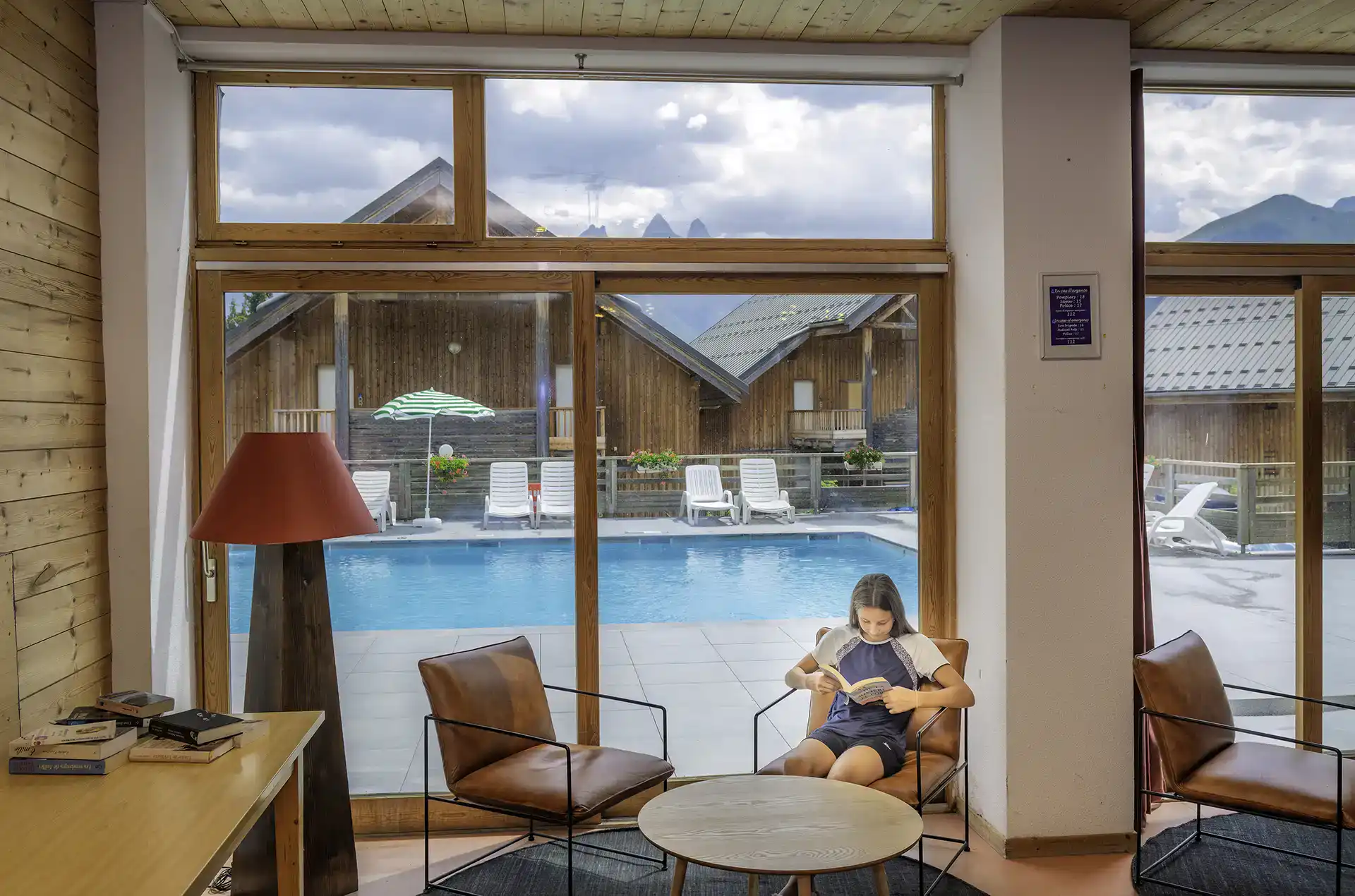 Réception avec vue sur piscine de la résidence de vacances Goélia Les Chalets des Marmottes à St Jean d'Arves