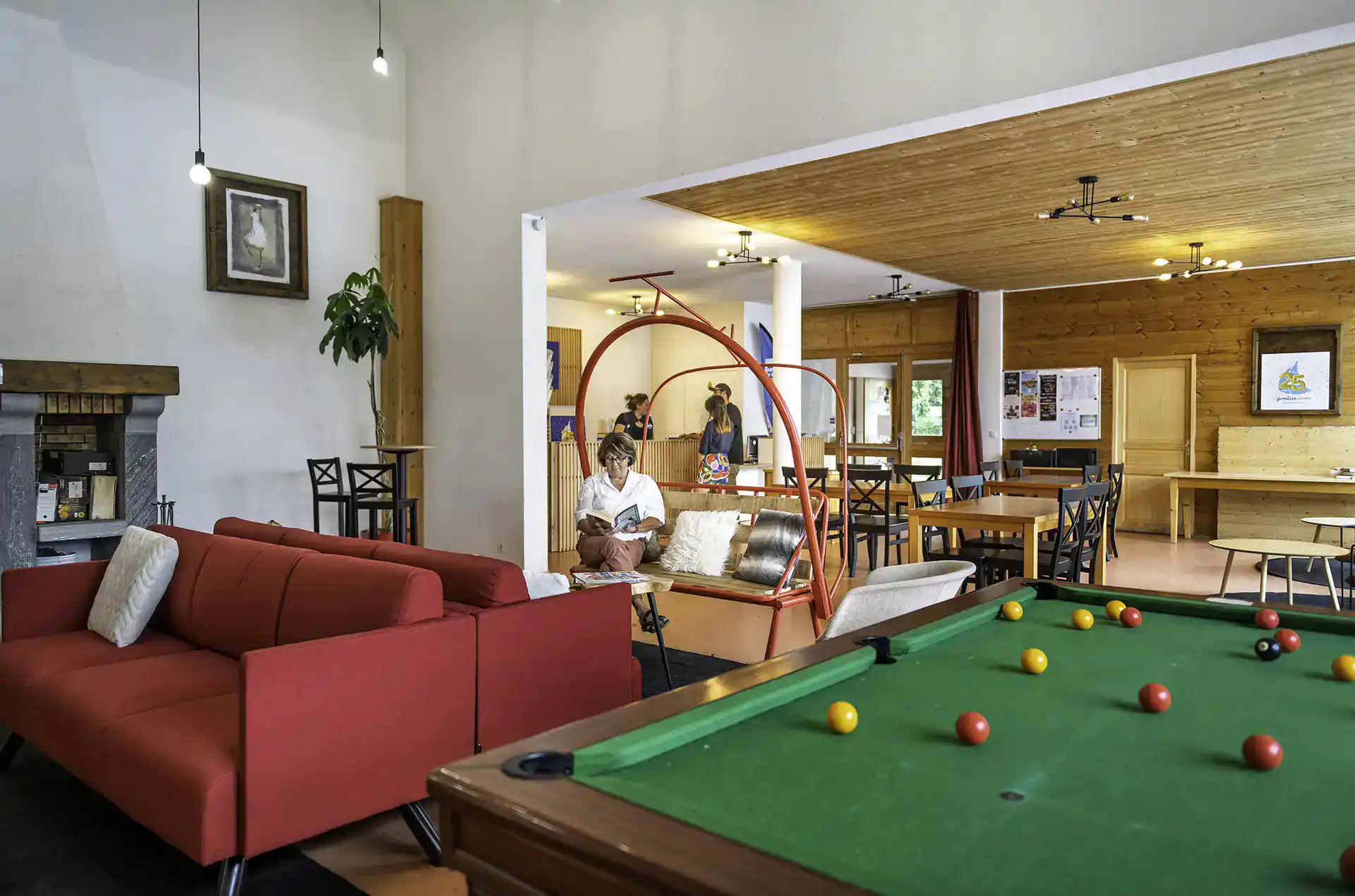 Réception et coin billard  de la résidence de vacances Goélia Les Chalets des Marmottes à St Jean d'Arves